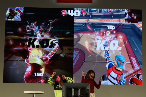 画像ギャラリー No.020のサムネイル画像 / Nintendo Switch 体験会の「ARMS」紹介ステージをレポート。椿姫彩菜さんが特訓を受けて“ARMSレディ&ボーイ”に挑戦