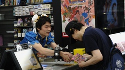 画像ギャラリー No.001のサムネイル画像 / Nintendo Switch「ウルトラストリートファイターII」発売記念イベントをレポート。春麗に扮した綾野智章APとファンが店頭で対戦