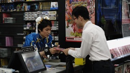 画像ギャラリー No.002のサムネイル画像 / Nintendo Switch「ウルトラストリートファイターII」発売記念イベントをレポート。春麗に扮した綾野智章APとファンが店頭で対戦