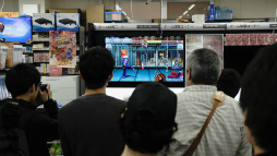 画像ギャラリー No.005のサムネイル画像 / Nintendo Switch「ウルトラストリートファイターII」発売記念イベントをレポート。春麗に扮した綾野智章APとファンが店頭で対戦