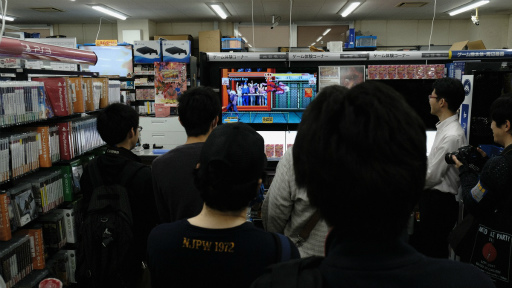 画像ギャラリー No.007のサムネイル画像 / Nintendo Switch「ウルトラストリートファイターII」発売記念イベントをレポート。春麗に扮した綾野智章APとファンが店頭で対戦