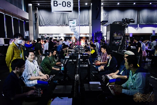 画像ギャラリー No.002のサムネイル画像 / EVO Japanプレ大会「賽[sai]」が開幕。初日となる本日はメイントーナメントの予選とサイドトーナメント，21日は決勝大会が開催