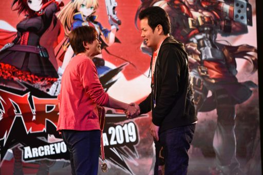 画像ギャラリー No.005のサムネイル画像 / 「ARCREVO America 2019」,「GUILTY GEAR Xrd REV 2」部門の優勝はおみと選手。圧倒的な強さで無敗のまま栄冠を手にする