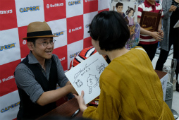 画像ギャラリー No.002のサムネイル画像 / 「大逆転裁判2」発売記念イベントが開催。江城元秀氏＆巧 舟氏のサイン会に熱量の高いファンが足を運ぶ