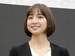 画像ギャラリー No.004のサムネイル画像 / 「WCCF」は今年で稼働15周年。「WCCF 2016-2017」の秘書役を務める篠田麻里子さんがエキシビションマッチを戦ったイベントをレポート