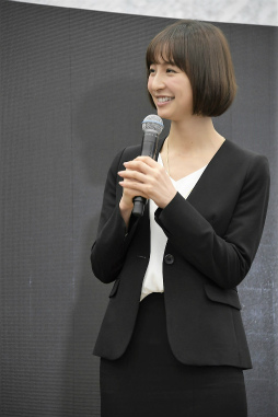 画像ギャラリー No.008のサムネイル画像 / 「WCCF」は今年で稼働15周年。「WCCF 2016-2017」の秘書役を務める篠田麻里子さんがエキシビションマッチを戦ったイベントをレポート