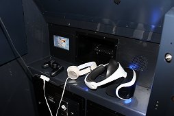 画像ギャラリー No.002のサムネイル画像 / コーエーテクモのアーケードVR筐体「VR センス」のロケテストが新宿で実施中。「香り」や「熱気」まで感じられた最新筐体のプレイレポートをお届け