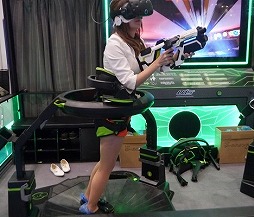 画像ギャラリー No.004のサムネイル画像 / ［JAEPO2017］自分の足で歩くVRシューティング体験。業務用VR筐体「UNIS VR Omni Arena」について，気になるところを聞いてみた