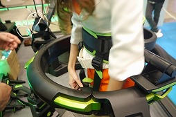 画像ギャラリー No.006のサムネイル画像 / ［JAEPO2017］自分の足で歩くVRシューティング体験。業務用VR筐体「UNIS VR Omni Arena」について，気になるところを聞いてみた