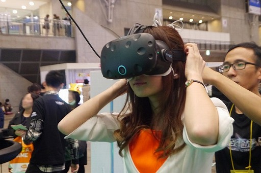画像ギャラリー No.007のサムネイル画像 / ［JAEPO2017］自分の足で歩くVRシューティング体験。業務用VR筐体「UNIS VR Omni Arena」について，気になるところを聞いてみた