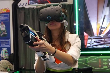 画像ギャラリー No.012のサムネイル画像 / ［JAEPO2017］自分の足で歩くVRシューティング体験。業務用VR筐体「UNIS VR Omni Arena」について，気になるところを聞いてみた