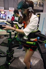 画像ギャラリー No.013のサムネイル画像 / ［JAEPO2017］自分の足で歩くVRシューティング体験。業務用VR筐体「UNIS VR Omni Arena」について，気になるところを聞いてみた