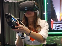 ［JAEPO2017］自分の足で歩くVRシューティング体験。業務用VR筐体「UNIS VR Omni Arena」について，気になるところを聞いてみた