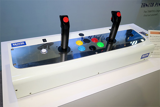 画像ギャラリー No.002のサムネイル画像 / タニタ,PS4用「ツインスティック」の試作機をCES 2019で公開。製品版に向けてボタン配置はなお検討中