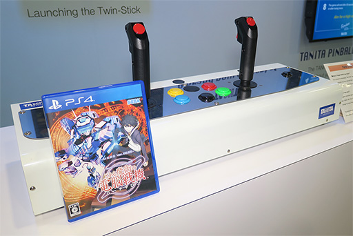 画像ギャラリー No.003のサムネイル画像 / タニタ,PS4用「ツインスティック」の試作機をCES 2019で公開。製品版に向けてボタン配置はなお検討中