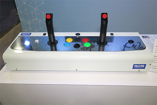 画像ギャラリー No.004のサムネイル画像 / タニタ,PS4用「ツインスティック」の試作機をCES 2019で公開。製品版に向けてボタン配置はなお検討中