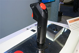 画像ギャラリー No.005のサムネイル画像 / タニタ,PS4用「ツインスティック」の試作機をCES 2019で公開。製品版に向けてボタン配置はなお検討中