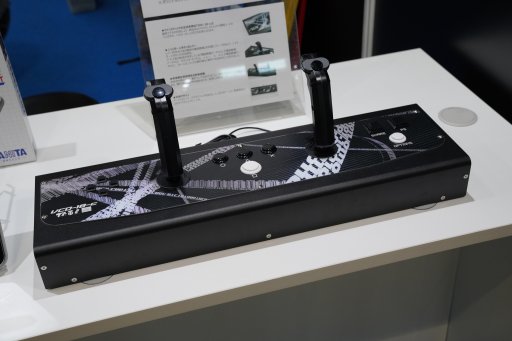 画像ギャラリー No.001のサムネイル画像 / ［TGS 2019］祝・「ツインスティック量産モデル」お披露目。三和電子ブースの実機展示を写真多めで紹介