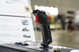 画像ギャラリー No.009のサムネイル画像 / ［TGS 2019］祝・「ツインスティック量産モデル」お披露目。三和電子ブースの実機展示を写真多めで紹介