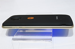 画像ギャラリー No.007のサムネイル画像 / Motorola,新型SIMロックフリースマホ「Moto Z2 Play」を6月29日に国内発売。背面装着型オプション「Moto Mods」にも対応