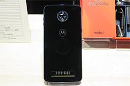 画像ギャラリー No.003のサムネイル画像 / Motorola,ミドルクラス市場向け新型スマートフォン「moto z3 play」を10月13日国内発売。6インチ級で約156gの軽さが魅力