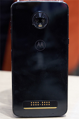 画像ギャラリー No.005のサムネイル画像 / Motorolaの新型スマホ「moto z3 play」テストレポート。ミドルクラス相応の性能だが，合体オプション「moto mods」に魅力を感じるならアリ
