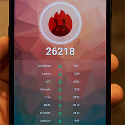 画像ギャラリー No.020のサムネイル画像 / Motorolaの新型スマホ「moto z3 play」テストレポート。ミドルクラス相応の性能だが，合体オプション「moto mods」に魅力を感じるならアリ