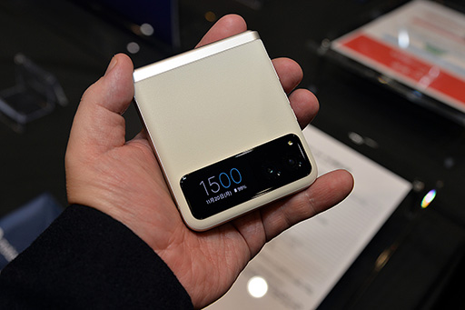 画像ギャラリー No.003のサムネイル画像 / 手に取りやすい価格帯の折りたたみ式スマホ「motorola razr 40」が国内発売へ
