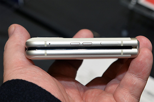 画像ギャラリー No.007のサムネイル画像 / 手に取りやすい価格帯の折りたたみ式スマホ「motorola razr 40」が国内発売へ