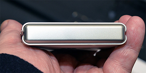 画像ギャラリー No.008のサムネイル画像 / 手に取りやすい価格帯の折りたたみ式スマホ「motorola razr 40」が国内発売へ