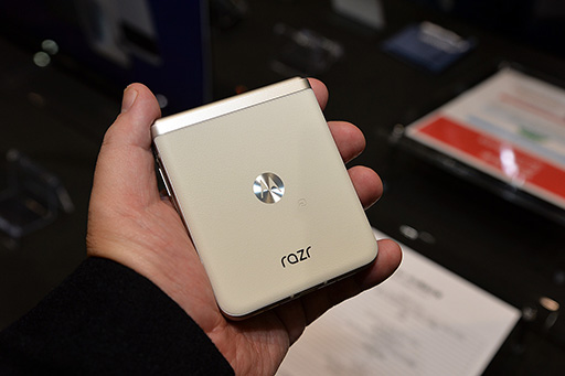 画像ギャラリー No.011のサムネイル画像 / 手に取りやすい価格帯の折りたたみ式スマホ「motorola razr 40」が国内発売へ