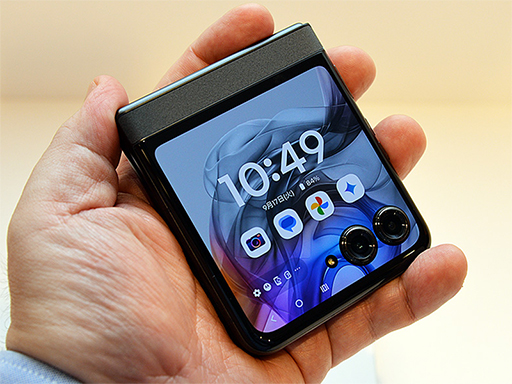 画像ギャラリー No.005のサムネイル画像 / ミドルクラスのMotorola製折りたたみスマホ「razr 50」を実機でチェック。大型サブディスプレイでアプリも操作可能に