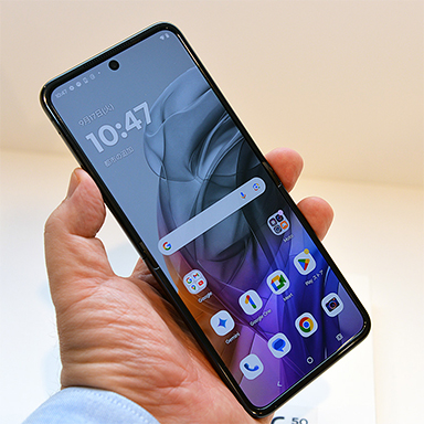 画像ギャラリー No.006のサムネイル画像 / ミドルクラスのMotorola製折りたたみスマホ「razr 50」を実機でチェック。大型サブディスプレイでアプリも操作可能に