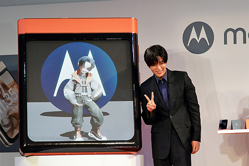 画像ギャラリー No.011のサムネイル画像 / ミドルクラスのMotorola製折りたたみスマホ「razr 50」を実機でチェック。大型サブディスプレイでアプリも操作可能に
