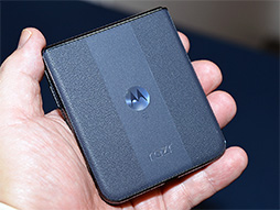 画像ギャラリー No.001のサムネイル画像 / 縦方向に折りたためる2画面ハイエンドスマホ「motorola razr 50 ultra」が12月6日に国内発売