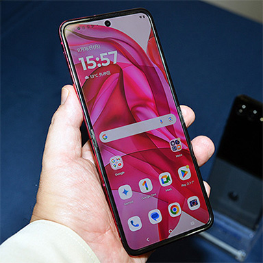 画像ギャラリー No.002のサムネイル画像 / 縦方向に折りたためる2画面ハイエンドスマホ「motorola razr 50 ultra」が12月6日に国内発売