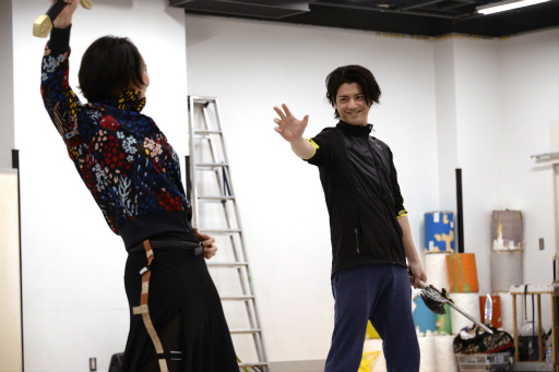 画像ギャラリー No.012のサムネイル画像 / 舞台「ロマンシング サガ THE STAGE 〜ロアーヌが燃える日〜」の稽古場に潜入。河津秋敏氏らが見守るなか,熱の入ったアクションが展開