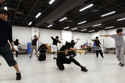 画像ギャラリー No.020のサムネイル画像 / 舞台「ロマンシング サガ THE STAGE 〜ロアーヌが燃える日〜」の稽古場に潜入。河津秋敏氏らが見守るなか,熱の入ったアクションが展開