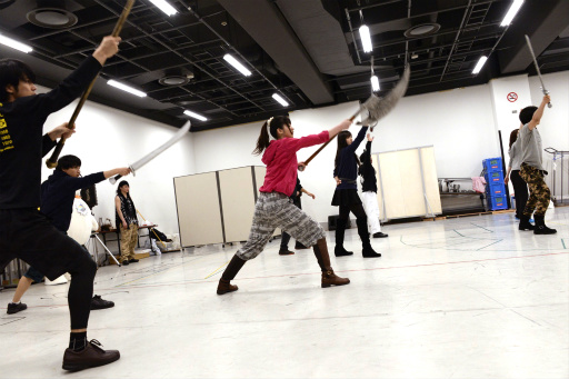 画像ギャラリー No.021のサムネイル画像 / 舞台「ロマンシング サガ THE STAGE 〜ロアーヌが燃える日〜」の稽古場に潜入。河津秋敏氏らが見守るなか,熱の入ったアクションが展開