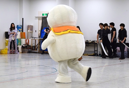 画像ギャラリー No.026のサムネイル画像 / 舞台「ロマンシング サガ THE STAGE 〜ロアーヌが燃える日〜」の稽古場に潜入。河津秋敏氏らが見守るなか,熱の入ったアクションが展開