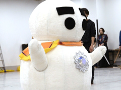 舞台「ロマンシング サガ THE STAGE 〜ロアーヌが燃える日〜」の稽古場に潜入。河津秋敏氏らが見守るなか，熱の入ったアクションが展開