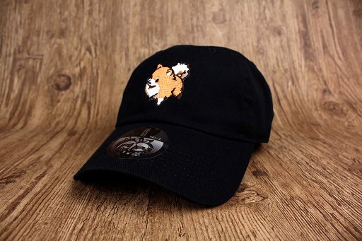 画像ギャラリー No.001のサムネイル画像 / 「深夜廻」に登場する「チャコ」の刺繍入りキャップが30個限定で発売