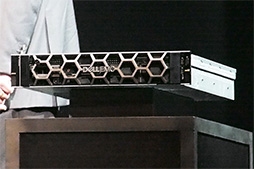 画像ギャラリー No.009のサムネイル画像 / EPYCの登場で「データセンターの新しい時代が始まる」。価格帯や次世代CPUのロードマップが明らかになったAMDイベントレポート