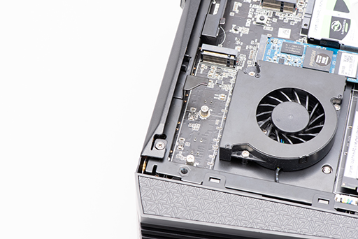 画像ギャラリー No.018のサムネイル画像 / ZOTACのゲーマー向け小型PC「MEK MINI」フォトレビュー。小さいのにRTX 2070搭載のパワフルなPCを試す