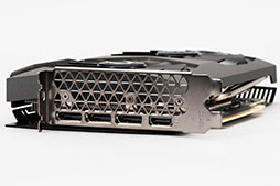 画像ギャラリー No.004のサムネイル画像 / RTX 3070カードでも比較的小さい「ZOTAC GAMING GeForce RTX 3070 Twin Edge」を試す。PCケースのサイズに左右されにくいのがポイントだ