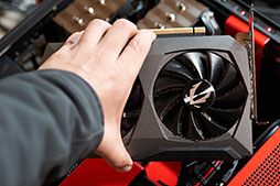 画像ギャラリー No.018のサムネイル画像 / RTX 3070カードでも比較的小さい「ZOTAC GAMING GeForce RTX 3070 Twin Edge」を試す。PCケースのサイズに左右されにくいのがポイントだ