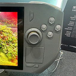 画像ギャラリー No.005のサムネイル画像 / 7型有機EL&Ryzen 7 8840U搭載の携帯型ゲームPCをZOTACが展示。国内発売も期待できそう