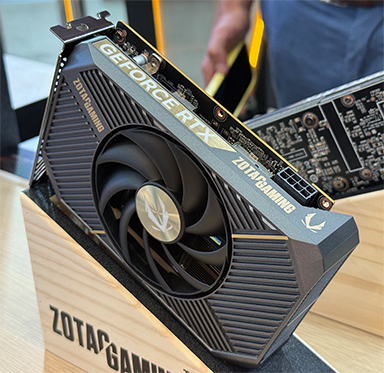 画像ギャラリー No.003のサムネイル画像 / Ryzen AI 9 HX 370採用の携帯型ゲームPCや超コンパクトなロープロファイル対応RTX 5060カードをZOTACが展示