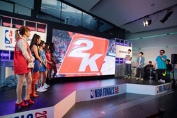 画像ギャラリー No.003のサムネイル画像 / Rakuten TV主催の「NBAファイナル パブリック・ビューイング パーティー」大阪大会の会場レポートが公開に