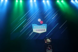 画像ギャラリー No.001のサムネイル画像 / 「FIFA 18」のeスポーツ大会「明治安田生命 eJ.LEAGUE」決勝ラウンドが開催。初代チャンピオンの座を懸け15名の強豪プレイヤーが腕を競った